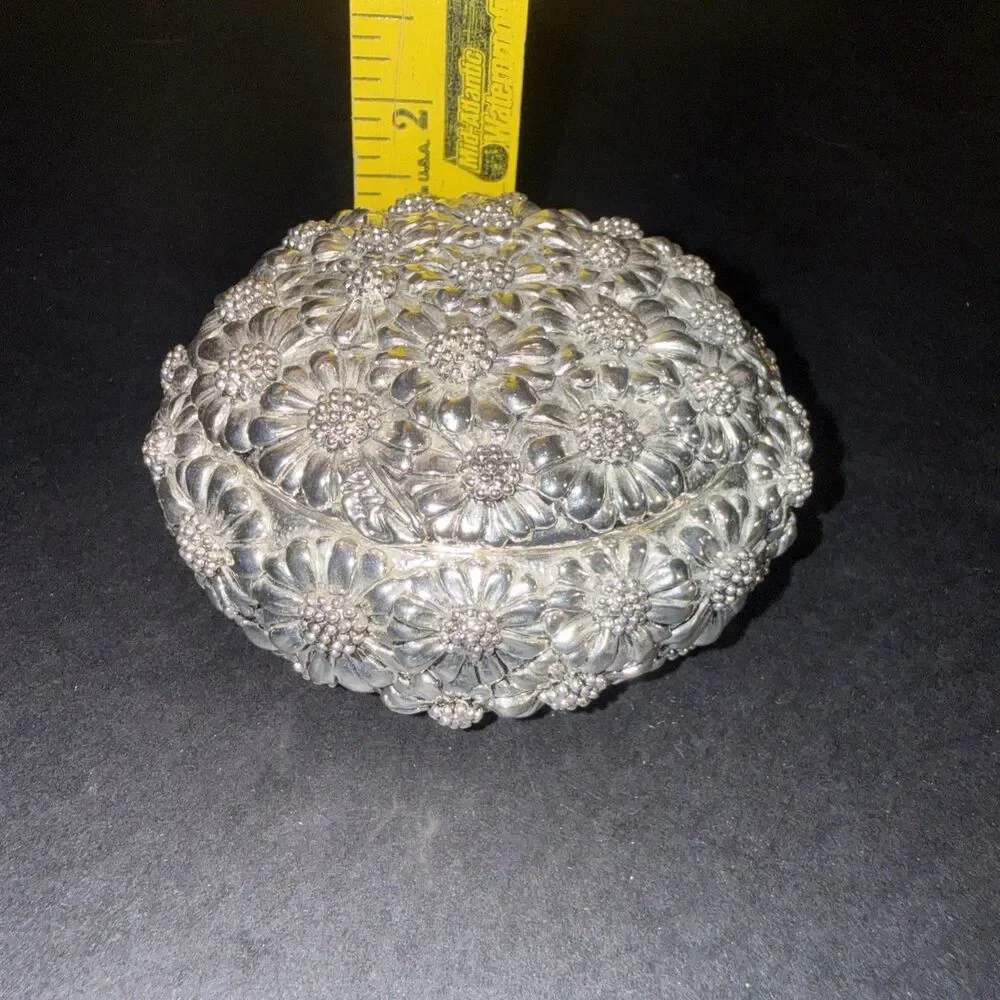 Stilarte Metal Trinket Jewely Box Round Daisy Made in Italy Felt Lined